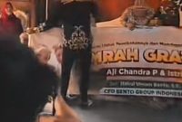 Sepasang pengantin mendapat hadiah umrah gratis viral di media sosial (sumber: tangkap layar Instagram @folkshitt)