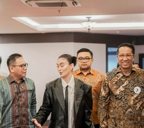 Agnez Mo bertemu Menteri Hukum RI (sumber: instagram @agnezmo dan @supratman08)