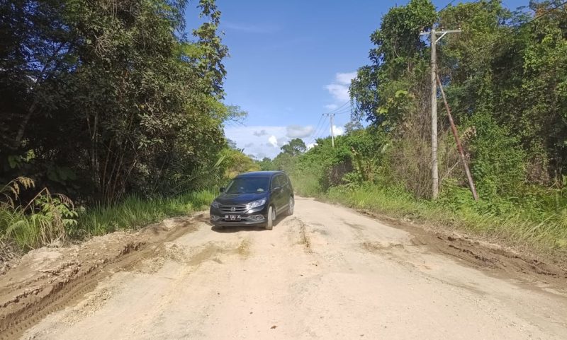 salah satu titik rusak di Jalan trans nasional Malawaken-Benangin, di km 5 Desa Malawaken yang sulit dilewati. Foto.Deni/1tulah.com