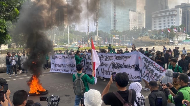 Demo Indonesia Gelap di Patung Kuda, Kamis (20/2).  (sumber: suara.com)