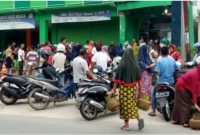 Warga BDS Balikpapan mengantri untuk mendapatkan elpiji 3 kg. [Inibalikpapan.com]
