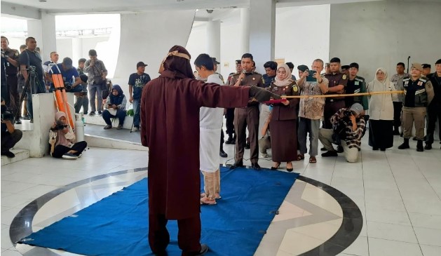 Hukuman cambuk di Taman Bustanussalatin, Kota Banda Aceh, Kamis (27/2/2025). Foto:Suara.com