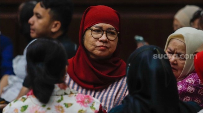 Karen Agustiawan (tengah) saat tiba untuk menjalani sidang putusan di Pengadilan Tipikor, Jakarta, Senin (24/6/2024). [Suara.com/Alfian Winanto]