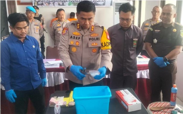 Kapolres Barsel, AKBP Asep Bangbang Saputra (tengah) saat menghancurkan Barbuk sabu didampingi oleh perwakilan dari Kejaksaan Negeri dan Pengadilan Negeri, saat press release pemusnahan Barbuk, bertempat di kantor Polres setempat, Selasa (4/2/2025). Foto. Alifansyah/1tulah.com