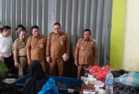 Kristianto Yudha, Wabup Barsel (kanan) didamoingi Sekda Eddy Purwanto (tengah) beserta jajarannya saat meninjau harga ikan disalah satu pasar tradisional Kota Buntok, Senin (24/2/2025). Foto. Alifansyah/1tulah.com