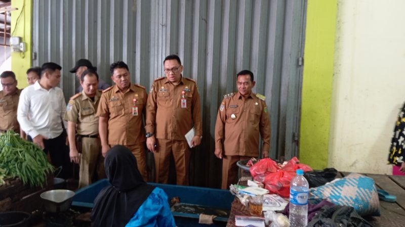 Kristianto Yudha, Wabup Barsel (kanan) didamoingi Sekda Eddy Purwanto (tengah) beserta jajarannya saat meninjau harga ikan disalah satu pasar tradisional Kota Buntok, Senin (24/2/2025). Foto. Alifansyah/1tulah.com