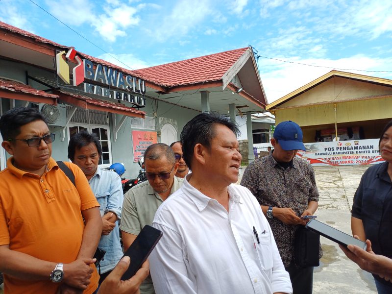 7 orang Timses Gogohelo saat mendatangi kantor Bawaslu Barito Utara, Senin(24/3/2025). Foto.Deni