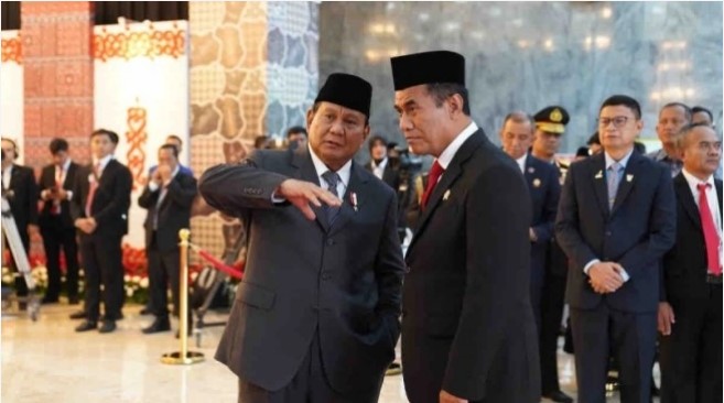 Presiden terpilih Prabowo Subianto (kiri) terlihat membisiki Menteri Pertanian Andi Amran Sulaiman (kanan) di Pelantikan DPR RI di Jakarta, Selasa (1/10/2024). ANTARA/HO-Humas Kementan
