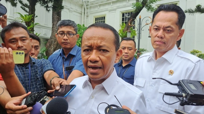 Bahlil Lahadalia di komplek Istana Kepresidenan Jakarta, Selasa (4/2/2025) (sumber: suara.com)