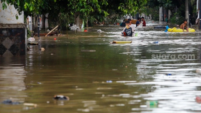 Suasana kawasan elit Grand Galaxy City yang terendam banjir di Kota Bekasi, Jawa Barat, Selasa (4/3/2025) (sumber: suara.com)