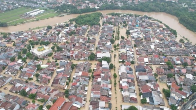 Foto udara banjir menggenangi Kota Bekasi, Jawa Barat, Selasa (4/3/2025) (sumber: suara.com)