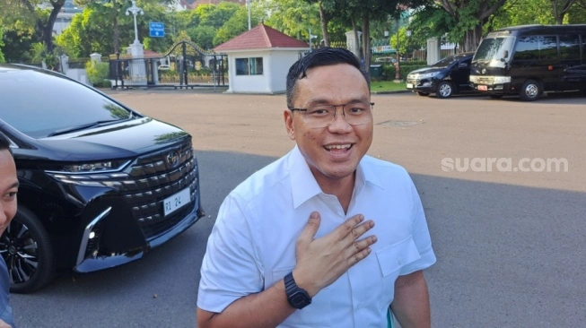Dirut Pertamina Simon Aloysius Mantiri usai dipanggil Presiden Prabowo Subianto di Istana, Rabu (5/3/2025) (sumber: suara.com)