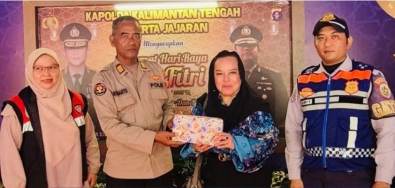 Ketua Fraksi Nasdem DPRD Kalteng Faridawaty Darland Atjeh memberikan dukungan semangat ke perwakilan posko mudik di Bundaran Besar Palangka Raya pada Sabtu (29/3/2025).Foto:Istimewa