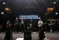 Grup .FEAST saat tampil di panggung KLBB Festival 2025 di kawasan Parkir Plaza Timur GBK, Senayan, Jakarta Pusat, Minggu (16/3/2025). (sumber: suara.com)