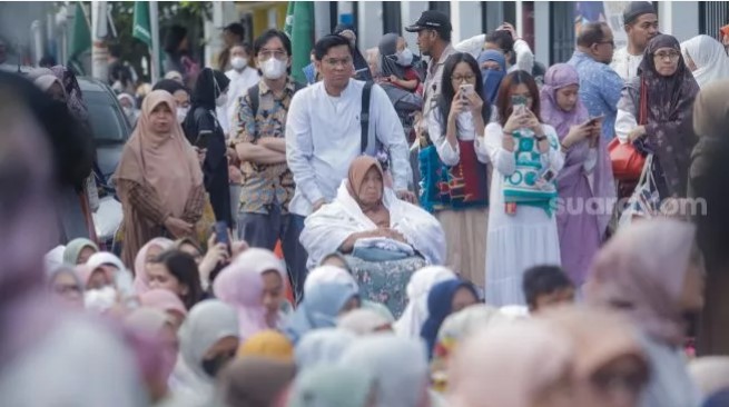Adab Sambut Salat Idul Fitri, Berhias hingga Pakai Wangi-wangian. [Suara.com/Alfian Winanto]