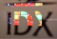 Layar yang menampilkan pergerakan Indeks Harga Saham Gabungan (IHSG) di Bursa Efek Indonesia, Jakarta, Selasa (16/4/2024). [Suara.com/Alfian Winanto]