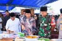 Pj Bupati Barito Utara (Barut) Muhlis membuka secara resmi Pasar Wadai Ramadan 1446 Hijriah, yang dilaksanakan di Halaman Kantor Bupati Muara Teweh, Sabtu, 1 Maret 2025. Foto: Diskomimfosandi Barut