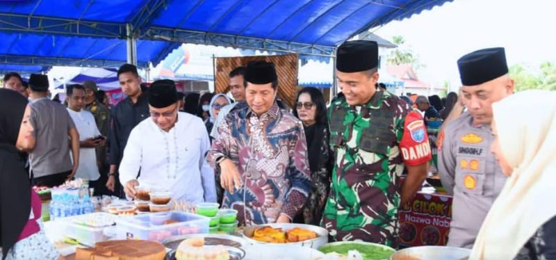 Pj Bupati Barito Utara (Barut) Muhlis membuka secara resmi Pasar Wadai Ramadan 1446 Hijriah, yang dilaksanakan di Halaman Kantor Bupati Muara Teweh, Sabtu, 1 Maret 2025. Foto: Diskomimfosandi Barut