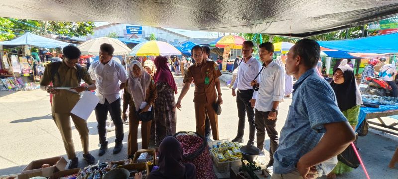 Kasat Reskrim Polres Balangan, AKP Galuh Riska Pangestu, bersama jajaran, dan pihak terkait lainnya, saat melakukan Sidak di Pasar Paringin. Foto: Humas Polres Balangan