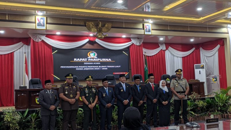 H Rahmat Trianto dan Wakil Bupati H Muhammad Zazuli menghadiri Rapat Paripurna DPRD Tala, dalam acara penyampaian Pidato Pertama Bupati Tanah Laut periode 2025-2030 di ruang sidang dewan setempat, pada Senin, 3 Maret 2025. Foto: M Lutfi Ashidiqi/1tulah.com