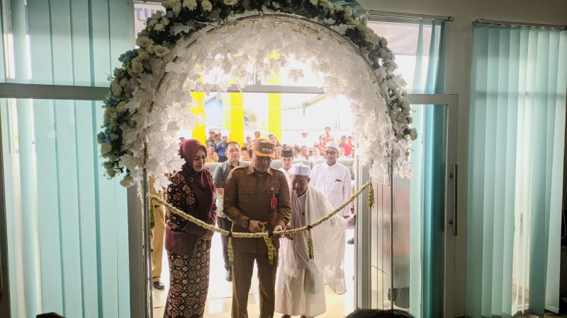Bupati Tanah Laut (Tala), H Rahmat Trianto, secara resmi membuka pengoprasian RSUD Haji Darlan Ismail, salah satu rumah sakit terbaru di Kecamatan Bumi Makmur yang diharapkan dapat meningkatkan kualitas pelayanan kesehatan bagi masyarakat setempat, pada Selasa, 4 Maret 2025. Foto: M Lutfi Ashidiqi/1tulah.com