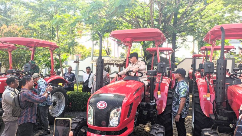 Bupati Tanah Laut (Tala), H Rahmat Trianto menyerahkan bantuan 72 traktor kepada Brigade Pangan Tala, melalui Dinas Tanaman Pangan Hortikultura dan Perkebunan (Distanhorbun) setempat, pada Kamis, 6 Maret 2025. Foto: M Lutfi Ashidiqi/1tulah.com