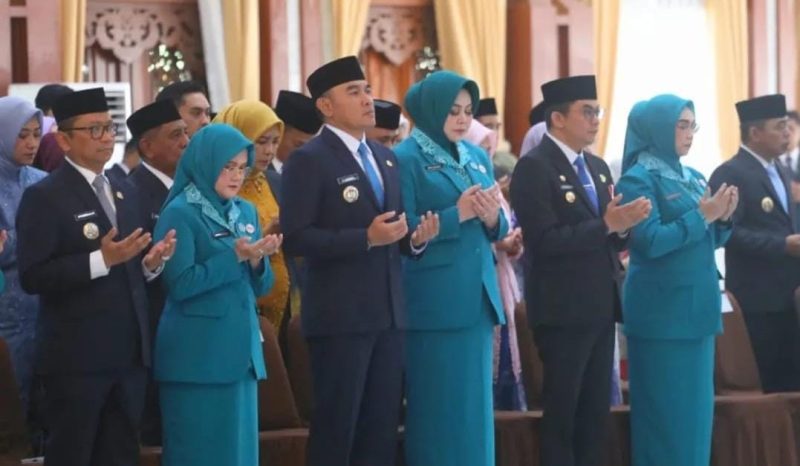 Hj Dian Rahmat Trianto resmi dilantik sebagai Ketua Tim Penggerak Pemberdayaan (TP) PKK Tanah Laut (Tala) periode 2025-2030, serta sebagai Ketua Tim Pembina Posyandu dan Ketua Dewan Kerajinan Nasional Daerah (Dekranasda) setempat, dalam acara yang berlangsung pada Rabu, 5 Maret 2025. Foto: Media Center Tala