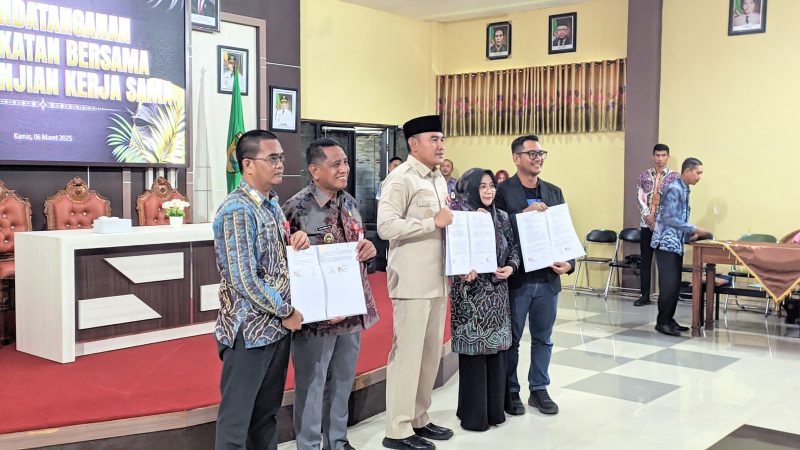 Bupati Tanah Laut (Tala), Kalsel, H Rahmat Trianto, melakukan penandatanganan kesepakatan bersama dan perjanjian kerja sama dengan pimpinan Bank Rakyat Indonesia (BRI) Pelaihari juga dengan Direktur Politeknik Negeri Tala di Gedung Sarantang Saruntung, Pelaihari, Kamis, 6 Maret 2025. Foto: M Lutfi Ashidiqi/1tulah.com
