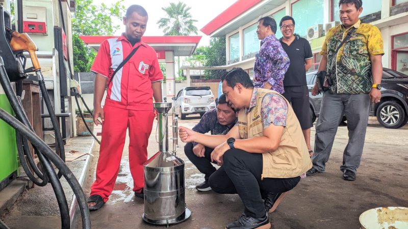Plt Kepala Dinas Koperasi, Usaha Mikro dan Perdagangan (Diskopdag) Kabupaten Tanah Laut (Tala), Totom Wahyudi, melakukan pengawasan pengukuran takaran pada SPBU Angsau, Kamis, 6 Maret 2025. Foto: M Lutfi Ashidiqi/1tulah.com