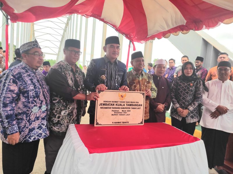 Bupati Tanah Laut (Tala), Kalsel, H Rahmat Trianto, meresmikan secara langsung dan penandatanganan Jembatan Kuala Tambangan di Desa Kuala Tambangan, Takisung, Jum’at, 7 Maret 2025. Foto: M Lutfi Ashidiqi/1tulah.com