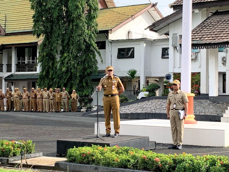 Bupati Tanah Laut (Tala), Kalsel, H Rahmat Trianto untuk pertama kalinya memimpin apel kerja gabungan di halaman Kantor Bupati Tala, pada Senin pagi, 10 Maret 2025. Foto: M Lutfi Ashidiqi/1tulah.com