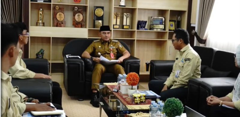 Bupati Tanah Laut, H Rahmat Trianto pada saat menerima paparan rencana kegiatan 2025 dari dua Badan Usaha Milik Daerah (BUMD), yaitu PT Air Minum Berkah Banua dan PT Bank Perkreditan Rakyat (BPR) Tala di Kantor Bupati Tala, Senin, 10 Maret 2025. Foto: Istimewa