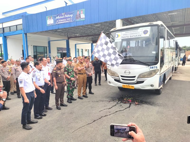 Bupati Tanah Laut (Tala), H Rahmat Trianto, secara resmi meluncurkan operasional layanan Damri di Terminal H Soemarsono, Pelaihari, Selasa, 11 Maret 2025. Foto: M Lutfi Ashidiqi/1tulah.com