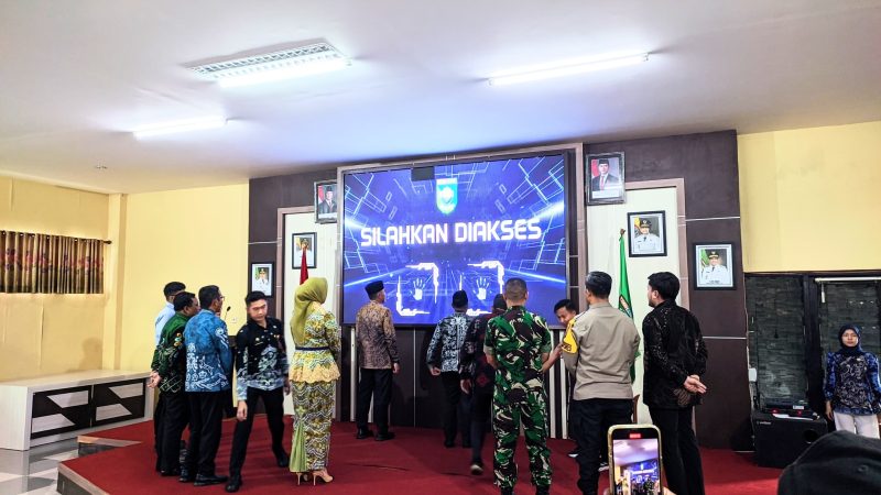 Bupati Tanah Laut (Tala), Kalsel, H Rahmat didampingi Wakil Bupati H Muhammad Zazuli melauncing layanan kegawatdaruratan terintegrasi (Raza Lakas) 112 Tala, Jum’at, 14 Maret 2025. Foto: M Lutfi Ashidiqi/1tulah.com