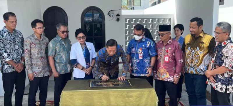 Penjabat (Pj) Bupati Barito Utara (Barut), Kalteng, Muhlis, didampingi unsur kepala perangkat daerah, unsur forkompinda, direktur RSUD Muara Teweh beserta jajaran, meresmikan Perumahan Dinas Dokter Spesialis di Kompleks RSUD Muara Teweh, Jum’at, 14 Maret 2025. Foto: Diskominfosandi Barut