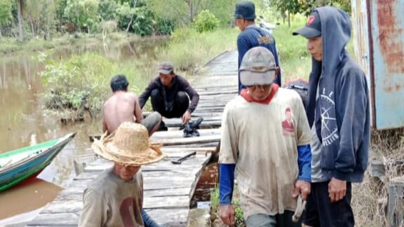 Anggota DPRD Kapuas Tanggapi Keluhan Warga dengan Pembangunan Jembatan Titian Sementara