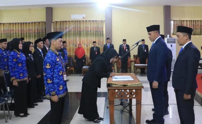 Sebanyak 24 Aparatur Sipil Negara (ASN) Kabupaten Tanah Laut (Tala), resmi diambil sumpah dan menerima Surat Keputusan (SK) pengangkatan dalam acara pelantikan yang berlangsung khidmat di Gedung Sarantang Saruntung Pelaihari pada Senin, 17 Maret 2025. Foto: Diskominfostasan Tala