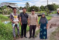 Ketua Komisi IV DPRD Kabupaten Kapuas Arhensa Mullah Muhammad, melihat langsung kondisi jalan dan jembatan di kawasan Simpang Katining, Kelurahan Selat Barat, Kecamatan Selat, Kamis (13/3/2025)