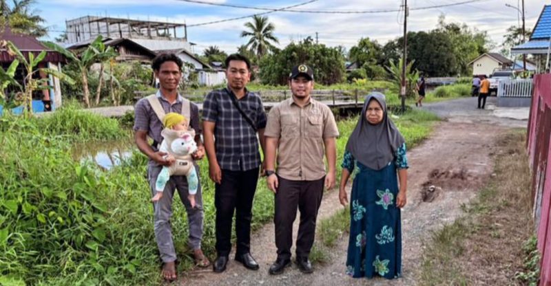 Ketua Komisi IV DPRD Kabupaten Kapuas Arhensa Mullah Muhammad, melihat langsung kondisi jalan dan jembatan di kawasan Simpang Katining, Kelurahan Selat Barat, Kecamatan Selat, Kamis (13/3/2025)