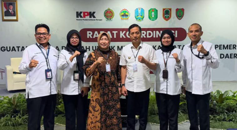 Penjabat (Pj) Bupati Barito Utara (Barut), Muhlis, didampingi Ketua DPRD Hj Mery Rukaini serta Pj Sekda Jufriansyah menghadiri Rapat Koordinasi (Rakor) Penguatan Kepala Daerah yang diselenggarakan oleh Komisi Pemberantasan Korupsi (KPK) RI, Rabu, 19 Maret 2025. Foto: Diskominfosandi Barut