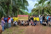 Sejumlah warga yang tergabung dalam kelompok masyarakat pemegang kartu tanda anggota (KTA), melakukan aksi penutupan akses jalan plasma PT KJW Tanah Laut (Tala), di delapan titik pada Rabu, 19 Maret 2025. Foto: M Lutfi Ashidiqi