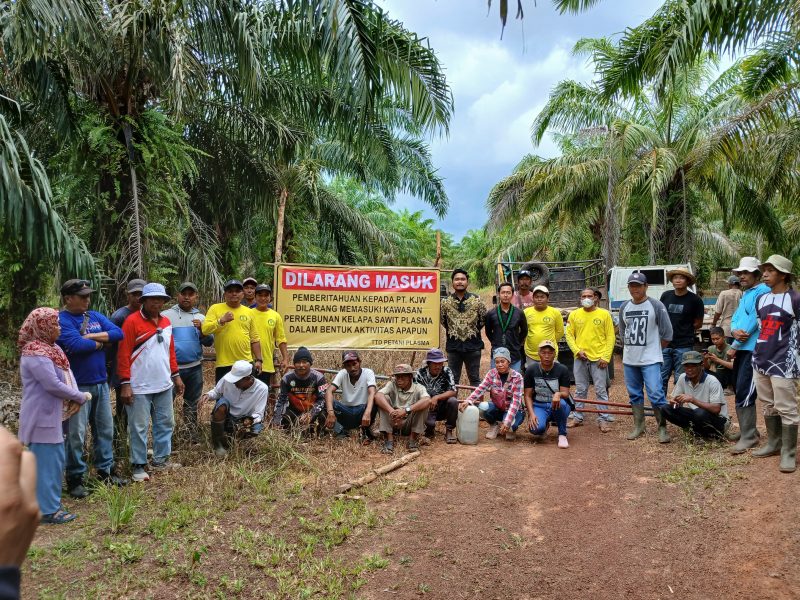 Sejumlah warga yang tergabung dalam kelompok masyarakat pemegang kartu tanda anggota (KTA), melakukan aksi penutupan akses jalan plasma PT KJW Tanah Laut (Tala), di delapan titik pada Rabu, 19 Maret 2025. Foto: M Lutfi Ashidiqi