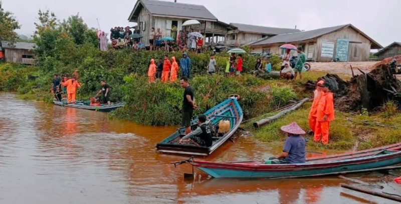 Tim Reaksi Cepat (TRC) BPBD Murung Raya, langsung melakukan pencarian terhadap korban Alga (2) balita diduga tenggelam di Sungai Barito wilayah Muara Untu, Kecamatan Murung. Foto: BPBD Mura
