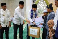 Wakil Gubernur Kalsel, Hasnuryadi, didampingi Bupati dan Wakil Bupati Tala, menyerahkan bantuan dari Baznas Tala untuk program pendidikan, kesehatan, dakwah, dan advokasi kepada 151 penerima. Foto: M Lutfi Ashidiqi/1tulah.com