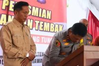 Penandatangan prasasti Lapangan Tembak Tatag Trawang Tunggal Polres Barut Jalan Lingkar Kota Muara Teweh, oleh Kapolda Kalteng, Irjen Pol Iwan Kurniawan, Jum’at, 21 Maret 2025. Foto: Diskominfosandi Barut