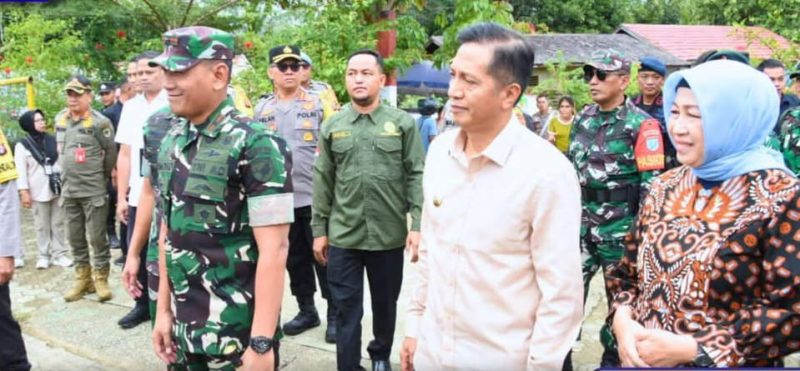 Pj Bupati Barito Utara (Barut), Muhlis, bersama Kapolda Kalteng, Irjen Pol Iwan Kurniawan, Danrem 102/Panju Panjung, Brigjen TNI Wimoko, Kepala BIN Daerah Kolonel Pom Muhammad Nur, bersama jajaran pemerintah daerah dan unsur Forum Koordinasi Pimpinan Daerah (Forkopimda) meninjau langsung pelaksanaan pemungutan suara ulang (PSU) dua TPS, yakni di TPS 01 Kelurahan Melayu dan TPS 04 Desa Malawaken, Sabtu, 22 Maret 2025. Foto: Diskominfosandi Barut