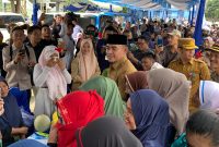 Bupati Tanah Laut, H Rahmat Trianto, secara langsung mengunjungi stand-stand yang disediakan di kegiatan Pasar Murah Ramadan. Foto: M Lutfi Ashidiqi/1tulah.com