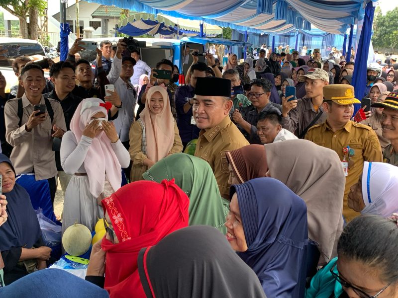 Bupati Tanah Laut, H Rahmat Trianto, secara langsung mengunjungi stand-stand yang disediakan di kegiatan Pasar Murah Ramadan. Foto: M Lutfi Ashidiqi/1tulah.com