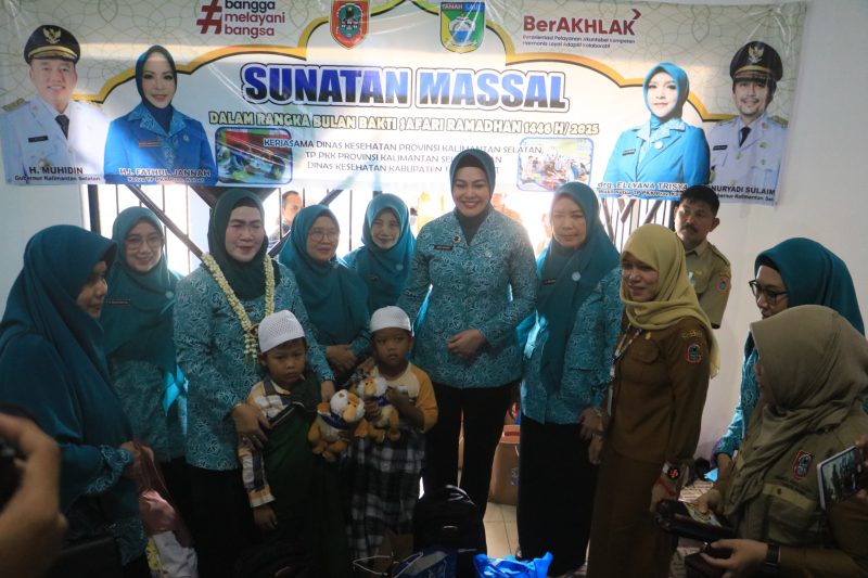 Bakti sosial sekaligus memperingati Hari Kesatuan Gerak (HKG) PKK Ke-53 tahun 2025 yang diikuti dengan kegiatan Safari Ramadan di halaman Stadion Pertasi Kencana Kab. Tanah Laut (Tala), pada Selasa pagi, 25 Maret 2025. Foto: M Lutfi Ashidiqi/1tulah.com