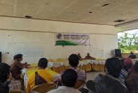 Pengurus lama KUD Mukti Tama menggelar rapat anggota luar biasa (RALB) di Halaman Kantor Desa Asri Mulya, Kecamatan Jorong, Tanah Laut (Tala), Kalsel, pada Senin, 24 Maret 2025. Foto: M Lutfi Ashidiqi/1tulah.com